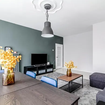 Chic Central Flat W Balcony Near Metro In Sisli איסטמבול
