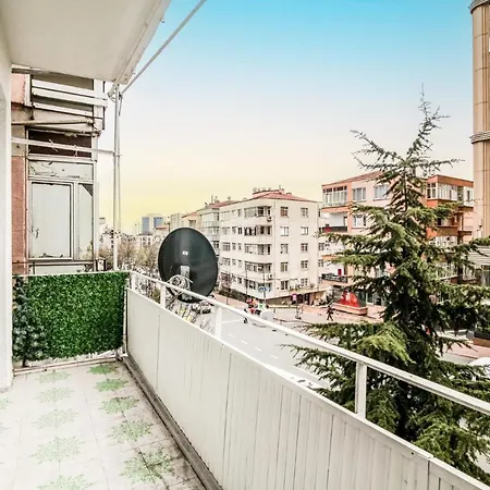 Chic Central Flat W Balcony Near Metro In Sisli דירה