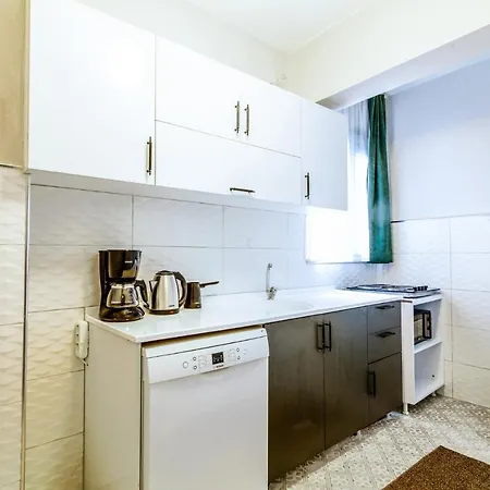 Chic Central Flat W Balcony Near Metro In Sisli