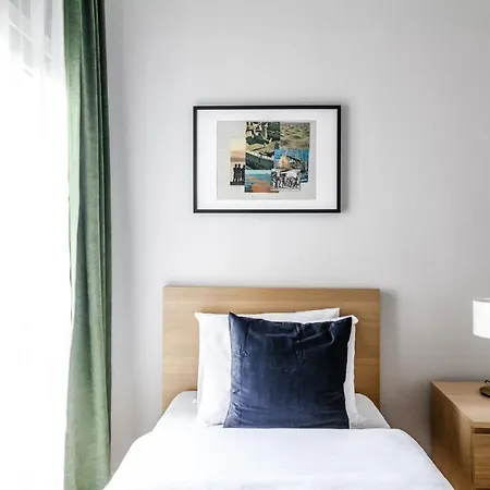 Chic Central Flat W Balcony Near Metro In Sisli דירה