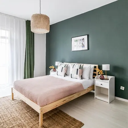 Chic Central Flat W Balcony Near Metro In Sisli דירה *