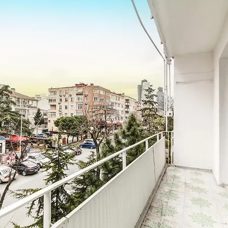 Chic Central Flat W Balcony Near Metro In Sisli