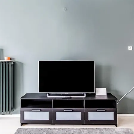 Chic Central Flat W Balcony Near Metro In Sisli *